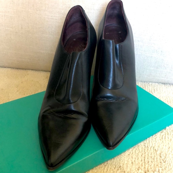 Donald J Pliner Italian leather chelsea boots with pointy toes. - Picture 9 of 9